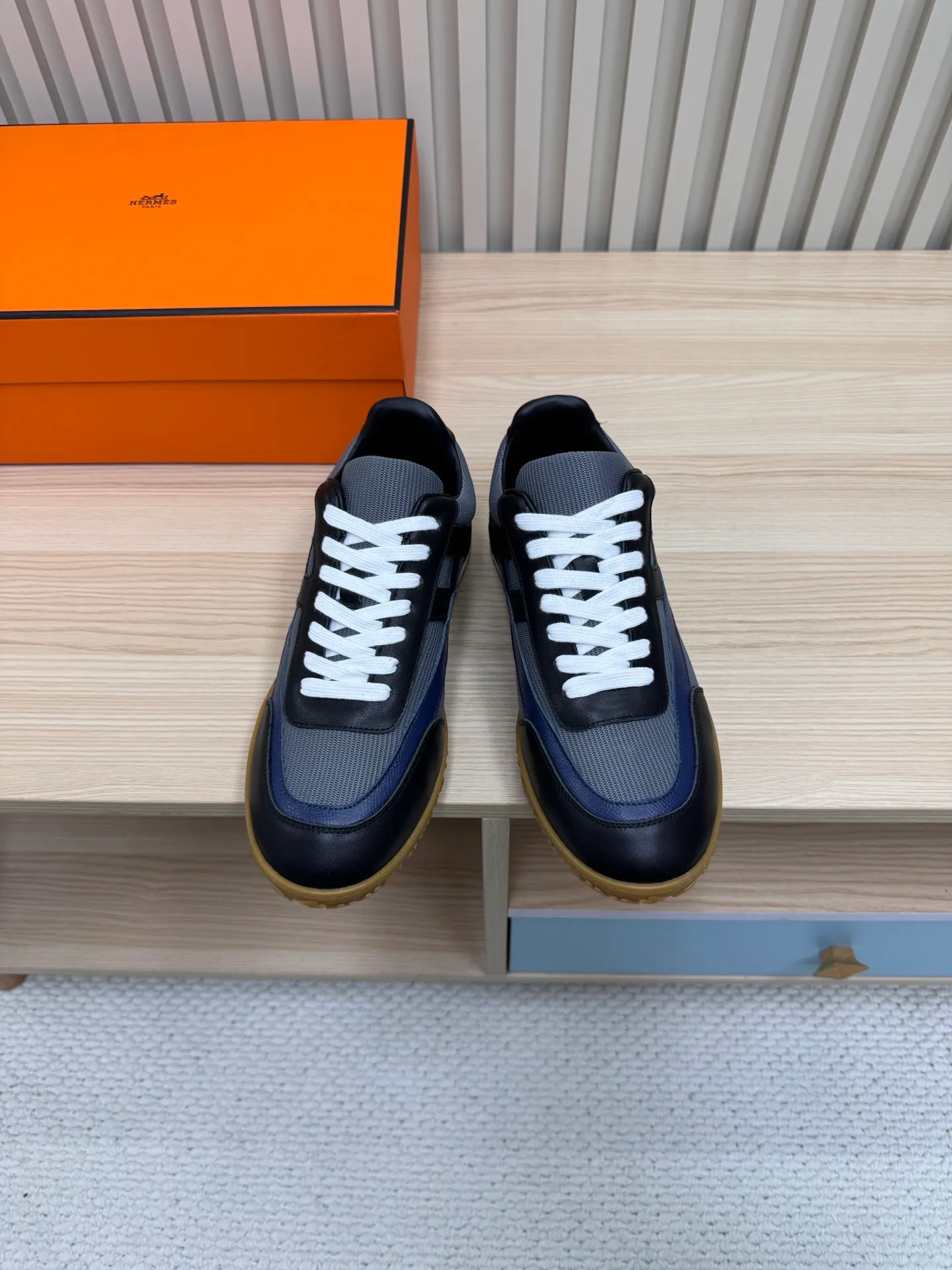 👟👟Ex-factory price 600👟👟 Hermes / Top version #couple style 24ss casual sneakers Suede goatskin sneakers decorated with contrasting patterns and iconic "H" details, beautifully packaged at the delivery counter🛍📦 Fabric: suede + down cloth Lining: mixed sheep lining Outsole: original TPU Bottom thickness: 2CM Size: 35-45